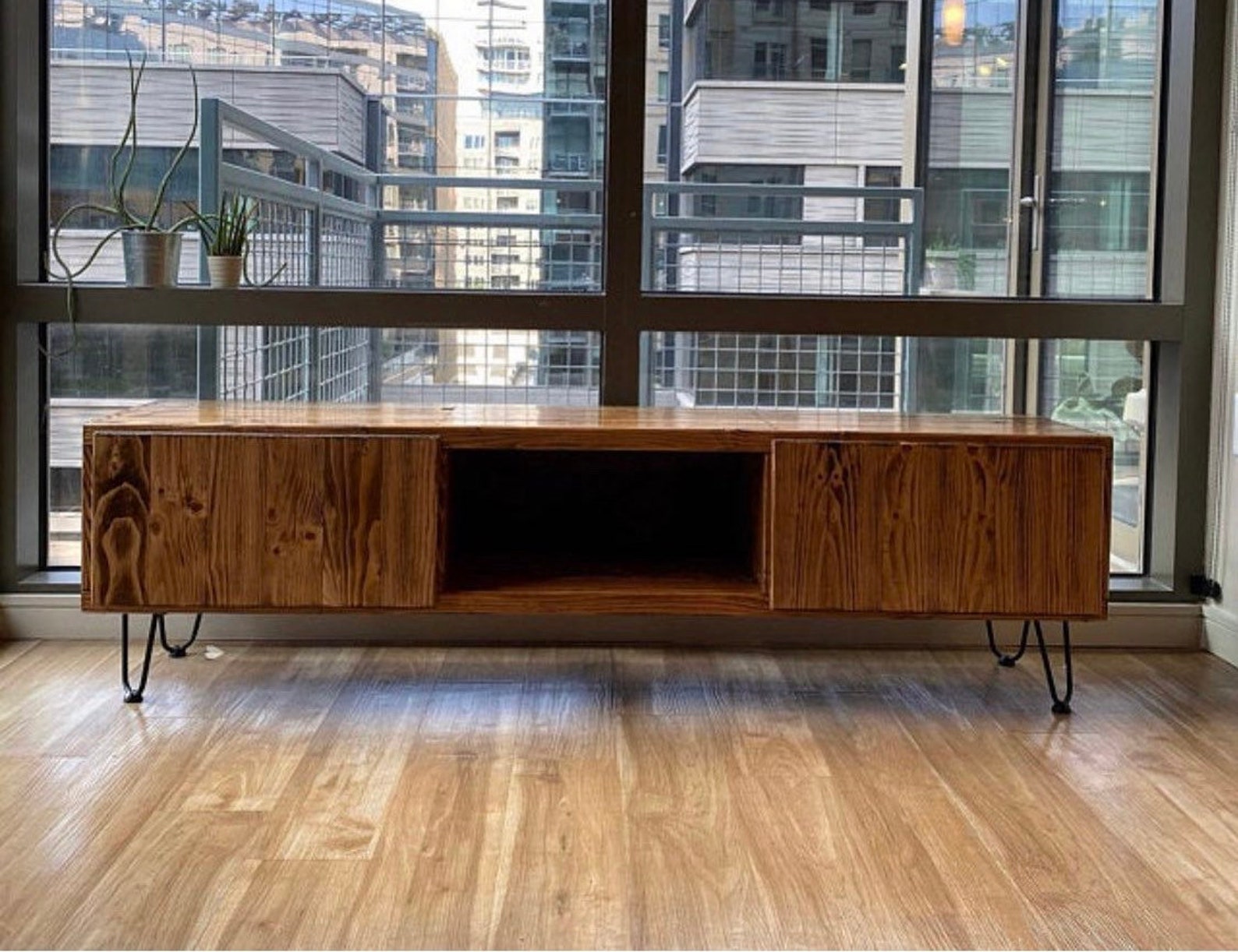 3Sec TV Stand with Doors