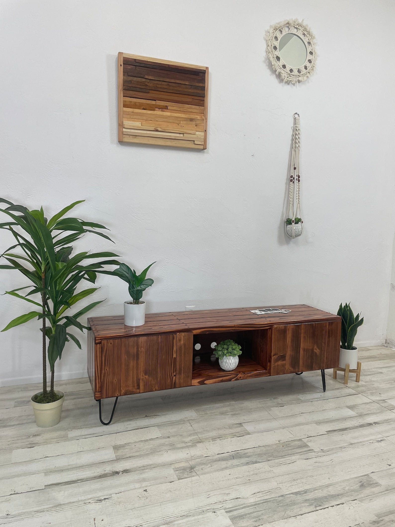 3Sec TV Stand with Doors